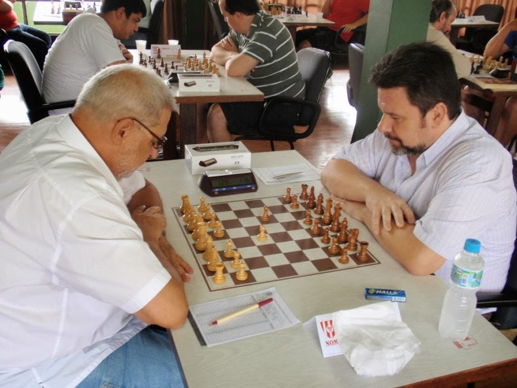 Pádua enfrenta o veterano Baeta