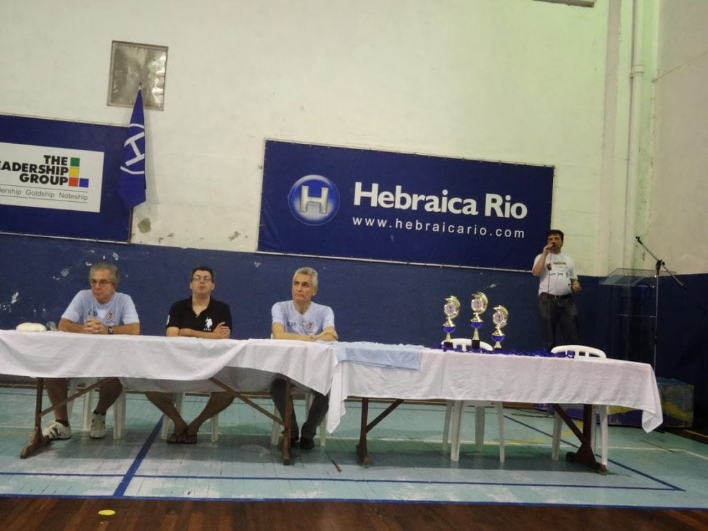 David Borensztajn prestigiando o torneio, ao lado de Patrick Monnerat (CXTR) e Alberto Mascarenhas,Presidente da FEXERJ . No microfone, o arbitro principal Marcelo Einhorn.