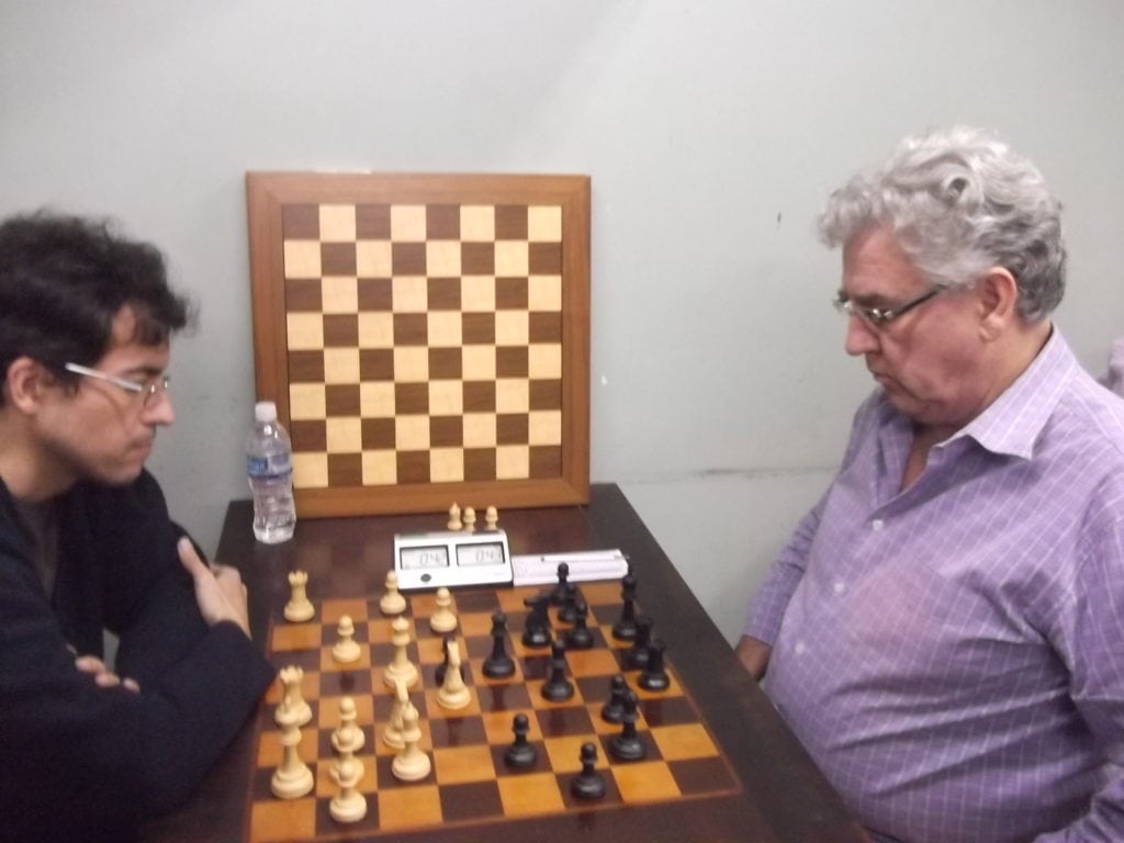 Na mesa 2, Eduardo Diniz, do Clube de Xadrez de Petrópolis, perdeu do alexano Álvaro Frota
