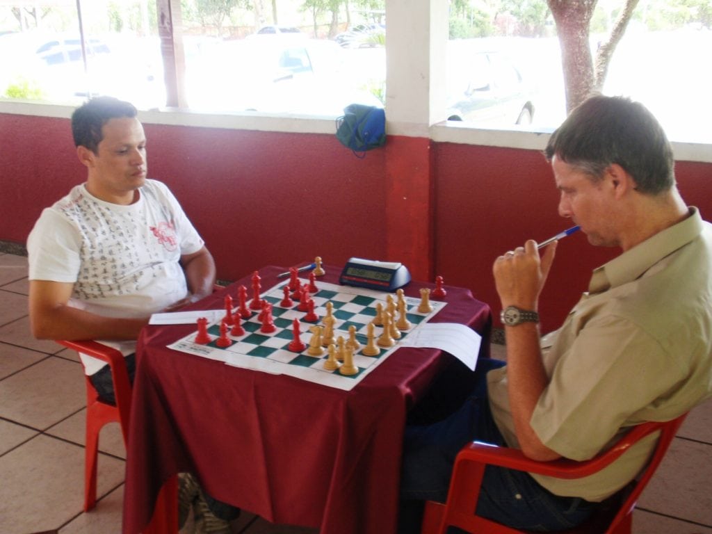 Júlio Costa Netto jogando de brancas contra Oséas dos Reis no Regional FEXERJ de Volta Redonda 2012