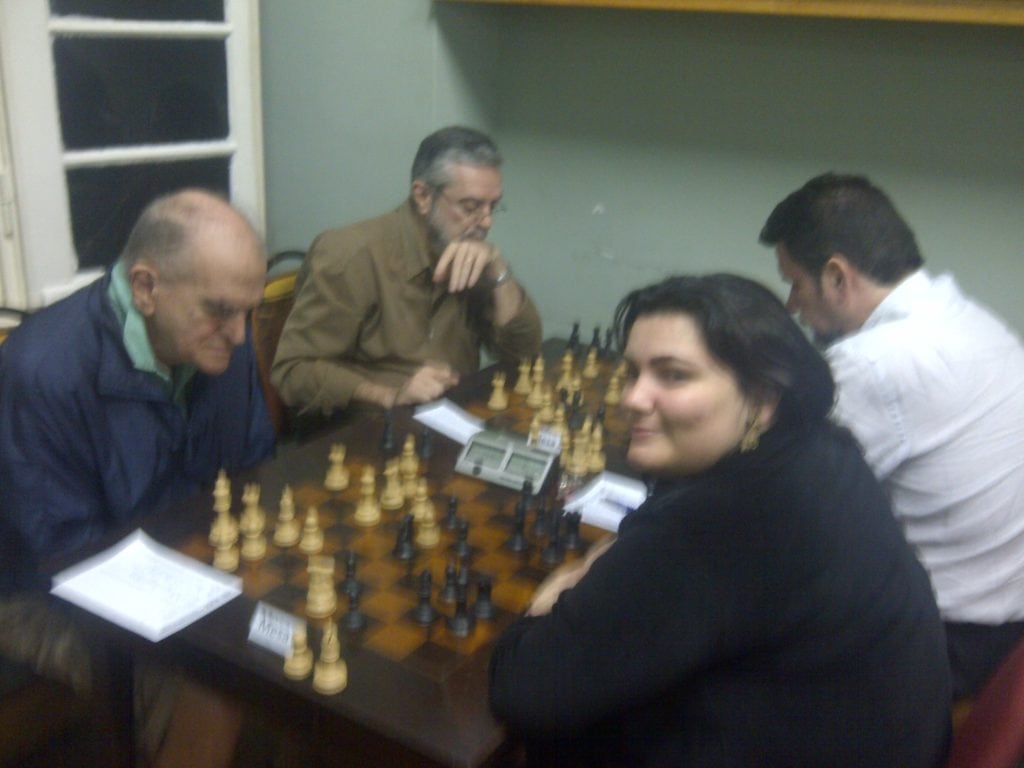 Na mesa 6, Carlos Rolim, da AABB-RJ, enfrenta a alexana Marcela Dias. Na mesa 5, Luis Sérgio Tiomno, também da AABB-RJ enfrenta o alexano Antônio Pádua. As partidas foram tão vibrantes que até a imagem fotográfica vibrou também!