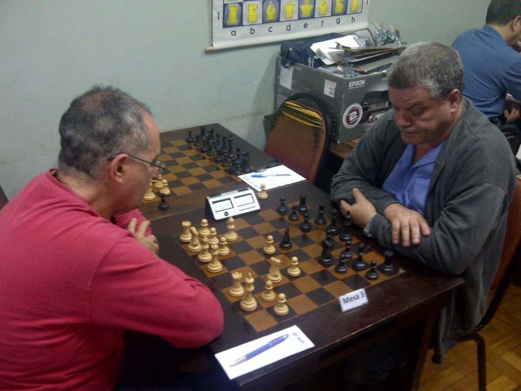 Na mesa 3, Diógenes Labre, da ALEX, enfrenta o hexacampeão dos torneios internos da ALEX e lídimo representante do Clube de Regatas Vasco da Gama, Sérgio Murilo! Uma partida memorável!