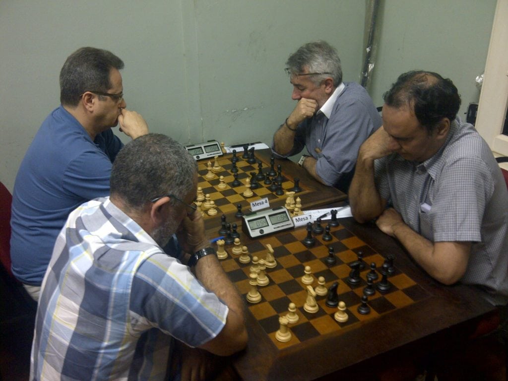 Na mesa 4, Fernando Madeu, do Tijuca Tênis Clube, em noite inspirada por Pablo Morphy, enfrenta Marcos Diaz, da ALEX. Na mesa 7, Roberto Almeida enfrenta David Rabello, da Hebráica.