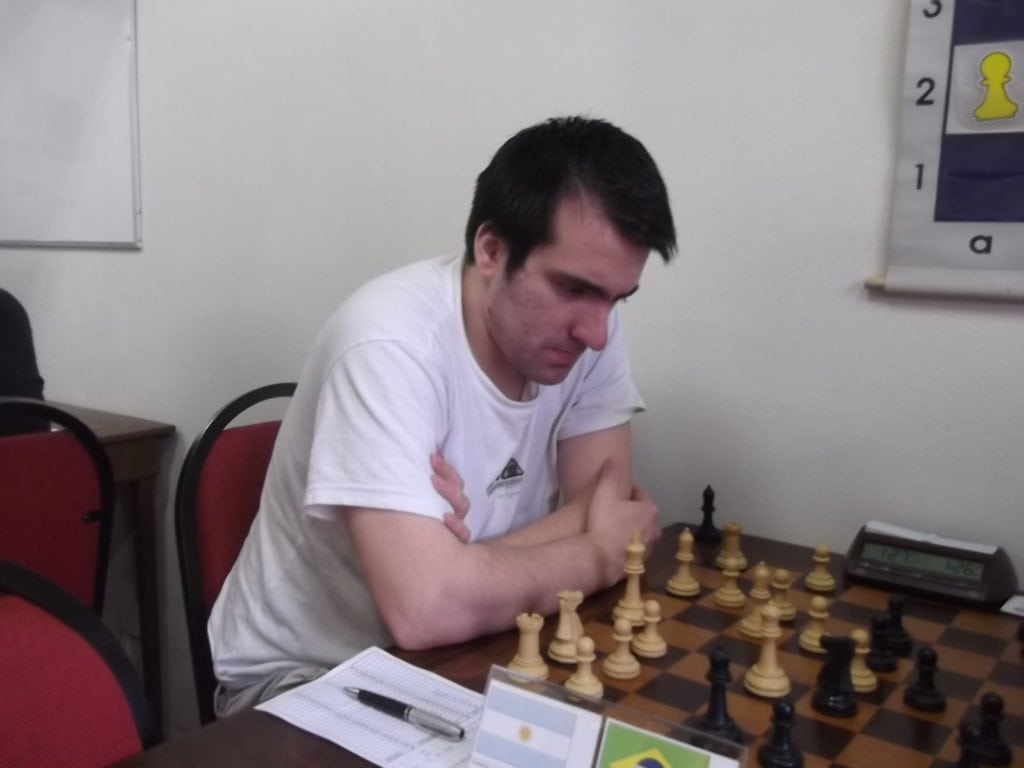 Grande Mestre Internacional de Xadrez desafia 30 adversários ao mesmo tempo  no Niterói Chess Open