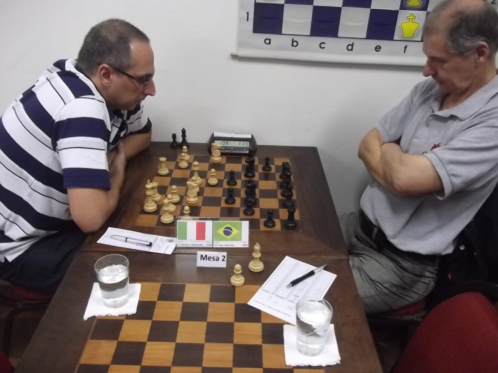 Na mesa 2 o italiano carioca Raimondo Bottari perdeu para Eduardo Limp