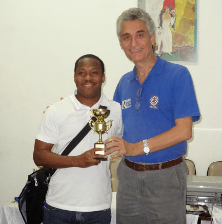 O Campeão Classe "B" António Pinheiro recebendo seu troféu de Alberto Mascaranhas