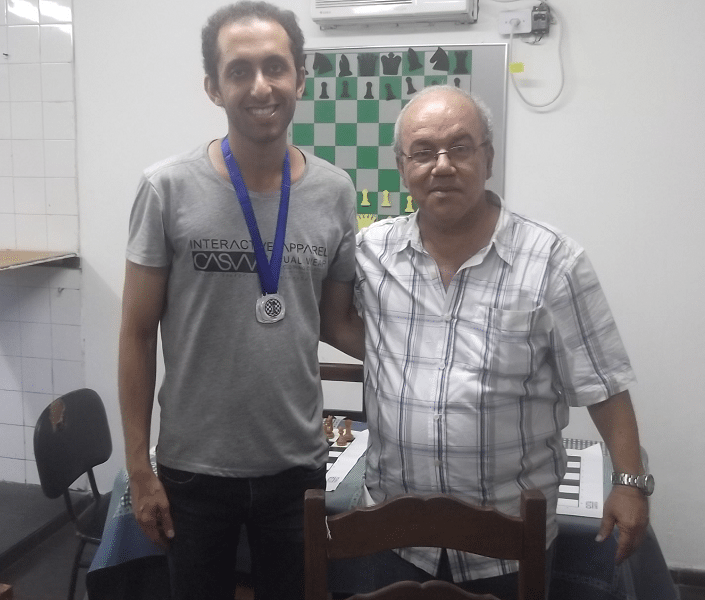 Defendendo as cores do Irã, Hesamedini Ali foi o Vice Campeão tanto do Campeonato Blitz como do de Rápidas. A sua direita, o árbitro Selmo Bastos.