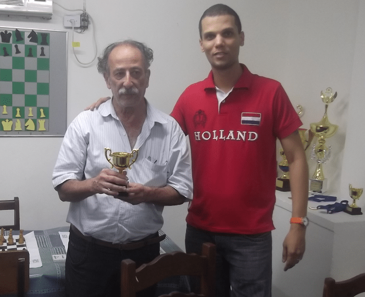 Juarez Lima, federado pelo Clube Municipal, foi o Campeão Estadual de Blitz 2014. A sua direita, o organizador André Kemper.