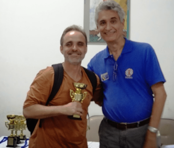 Nicolau Santos recebendo seu troféu de Vice Campeão Classe "C" de Alberto Mascarenhas, presidente da FEXERJ.