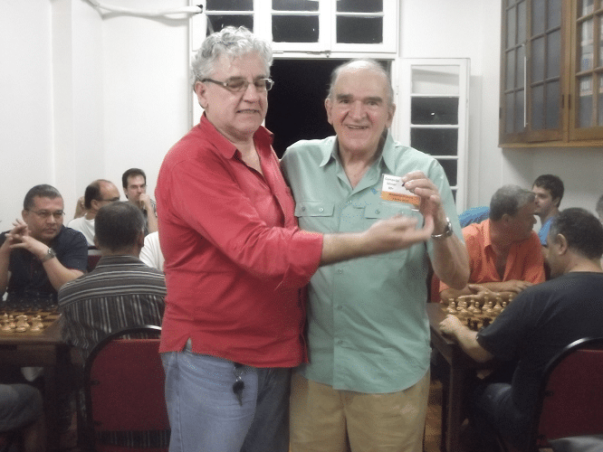 Carlos Rolim recebendo o prêmio de Campeão 80+ do Memorial Dijalma Caiafa