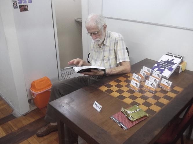 Sérgio Sundaus. um dos mais assíduos "habitués" da ALEX, lendo um livro de Xadrez antes da quinta rodada