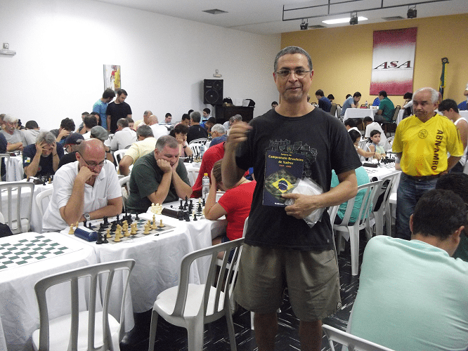 Jéferson Meneses visitou o torneio e aproveitou para comprar a Epopeia do Campeonato Brasileiro de Xadrez.