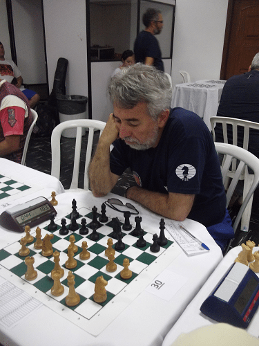 Grande Mestre Internacional de Xadrez desafia 30 adversários ao mesmo tempo  no Niterói Chess Open