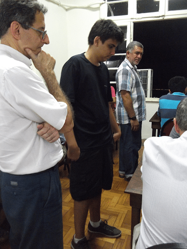 Antônio Elias, Eduardo Galvão e Roberto de Almeida observando as partidas