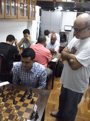 O alexano José Carlos Mesquita, que aparece na foto acompanhando a partida de Oscar Solano Rueda,  é o árbitro da prova.