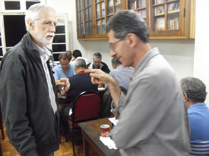 O visitante Sérgio Sundaus conversa com o dinâmico árbitro Antônio Elias