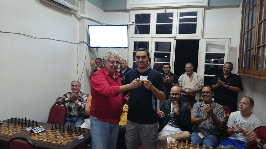 Premiação - 11 - Finalizando a cerimônia, Álvar Frota entregou para Iago Henrique Souza o Mini Diploma de Campeão Geral do Rápido de Junho.