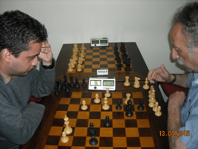 3ª rodada - Na mesa 5, Rodolfo de Araújo, de brancas, empatou com Juarez Lima