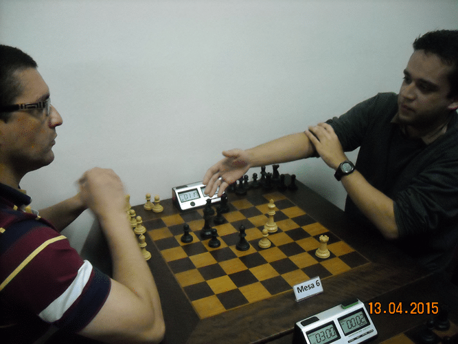 5ª rodada - Na mesa 6, Rodolfo de Araújo, de brancas, perdeu para Almir Souza de Almeida