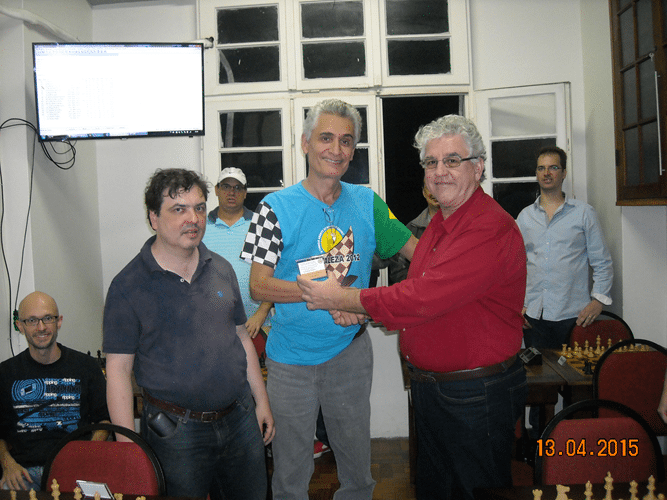 Premiação 1 - Álvaro Frota e Marcelo Einhorn entregam para Alberto Mascarenhas o mini diploma de Campeão Geral do Trovão de Outubro