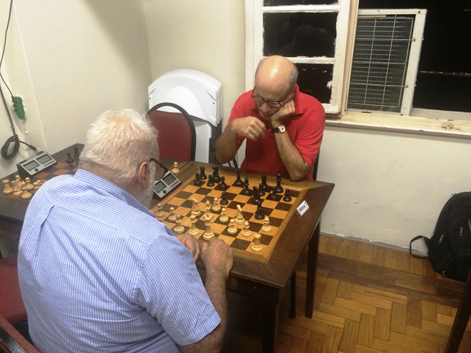 4 - Henrique Mangini, de brancas, joga contra José Carlos Mesquita