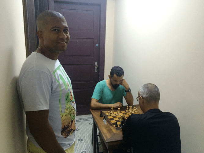 Rômulo de Souza observa Flávio Almeida contra Diógenes Negreiros (de costas)