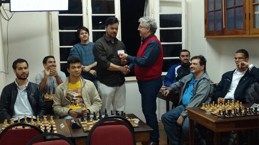 Rodrigo Zacarias recebendo o diploma de Vice Campeão do Trovão de Junho