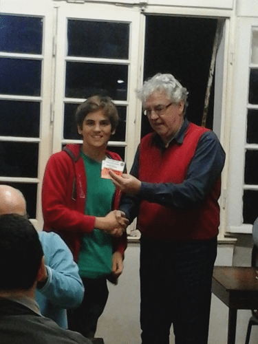Gianluca Jório Almeida recebendo seus diplomas de Campão Jovem do IRT Rio de Janeiro da Primavera 2015, Menção Honrosa Jovem do Rápido FIDE de Fevereiro 2016 e Menção Honrosa Jovem do Trovão de Fevereiro 2016.