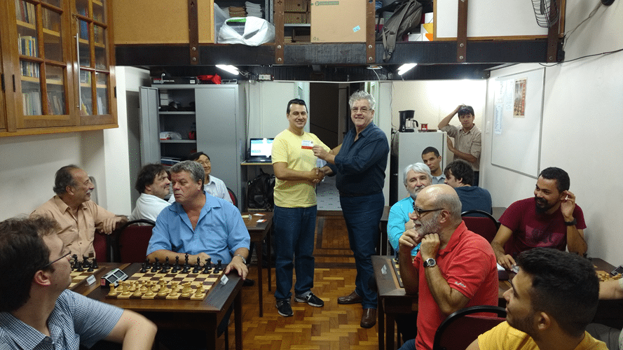 Estevão Luiz Soares recebe diploma de Terceiro Lugar do Rápido FIDE de Outono