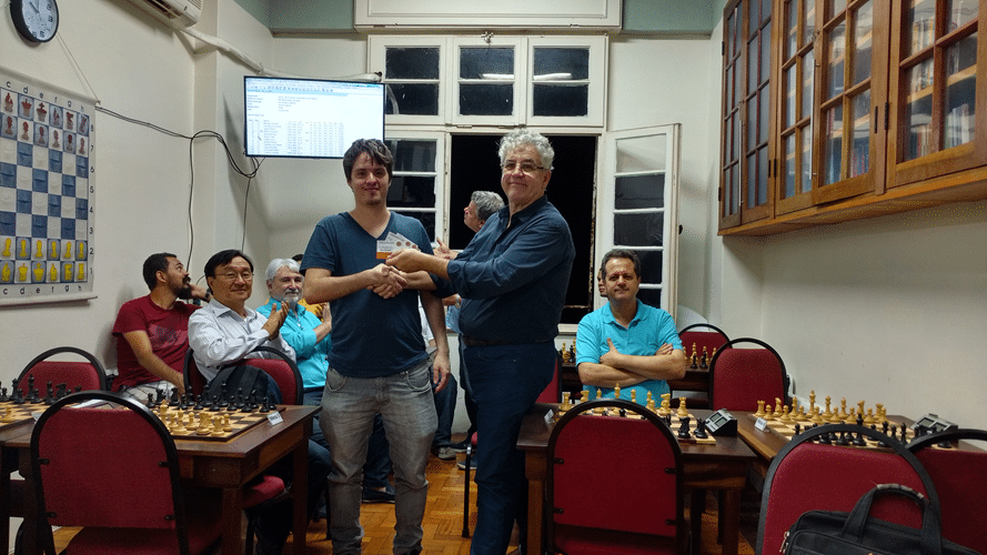 Leo Ramos Simões recebe diploma de Vice Campeão do Trovão de Maio