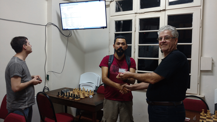 Flávio Silva Almeida recebendo de Álvaro Frota o Diploma de Campeão Classe "B" do Rápido FIDE de Junho