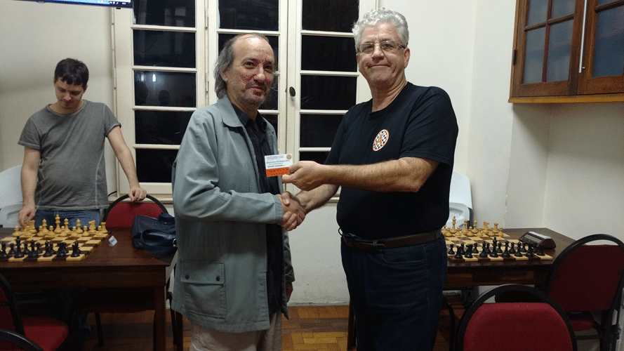 Hilton Rios recebendo de Álvaro Frota o diploma de Campeão Geral do Rápido FIDE de Junho