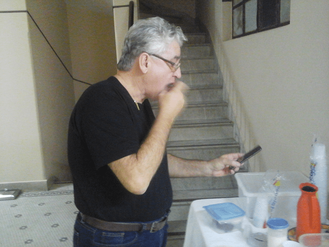 Álvaro Frota brandindo o dedo contra seu celular