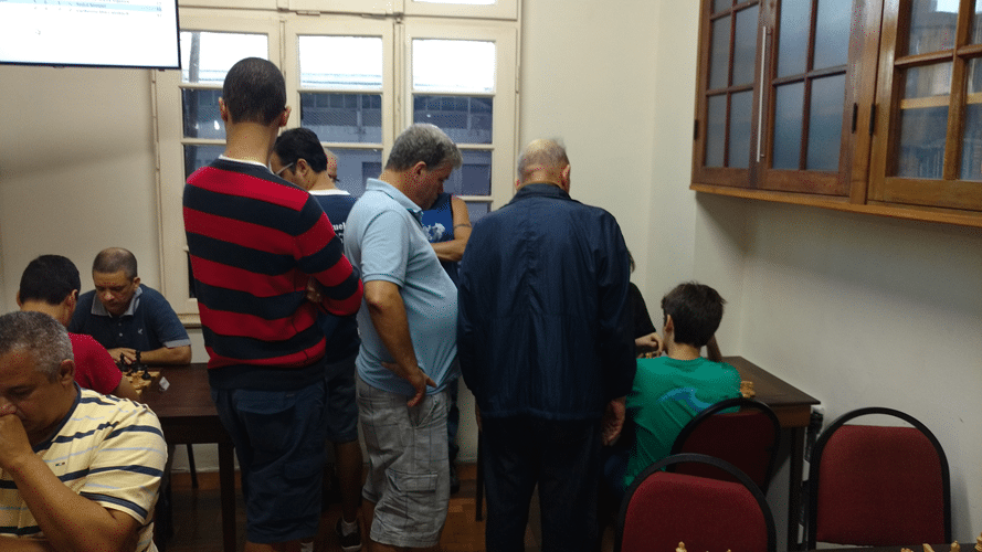 Aglomeração de enxadristas observando uma partida de Gianluca Jório Almeida 
