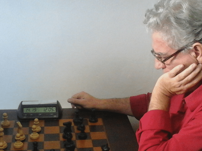 Depois do trabalho, Álvaro Frota fez o que realmente gosta de fazer: jogar Xadrez!